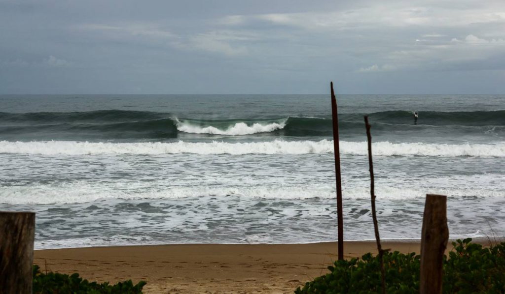 Praia do Moçambique é um destino conhecido do surfe em Florianópolis.
