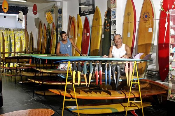 Caio Teixeira e Telmo Moraes no lendário Museu do Surf de Cabo Frio.