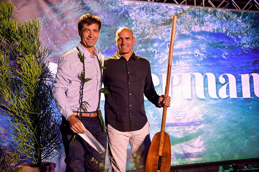 Kelly Slater entrega prêmio de waterman do ano a Dirk Ziff durante cerimônia da SIMA em Laguna, Califórnia (EUA).