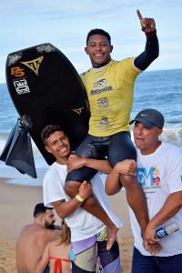 Sócrates Santana vence o Capixaba Bodyboarding Brasil e dispara na liderança do ranking nacional.