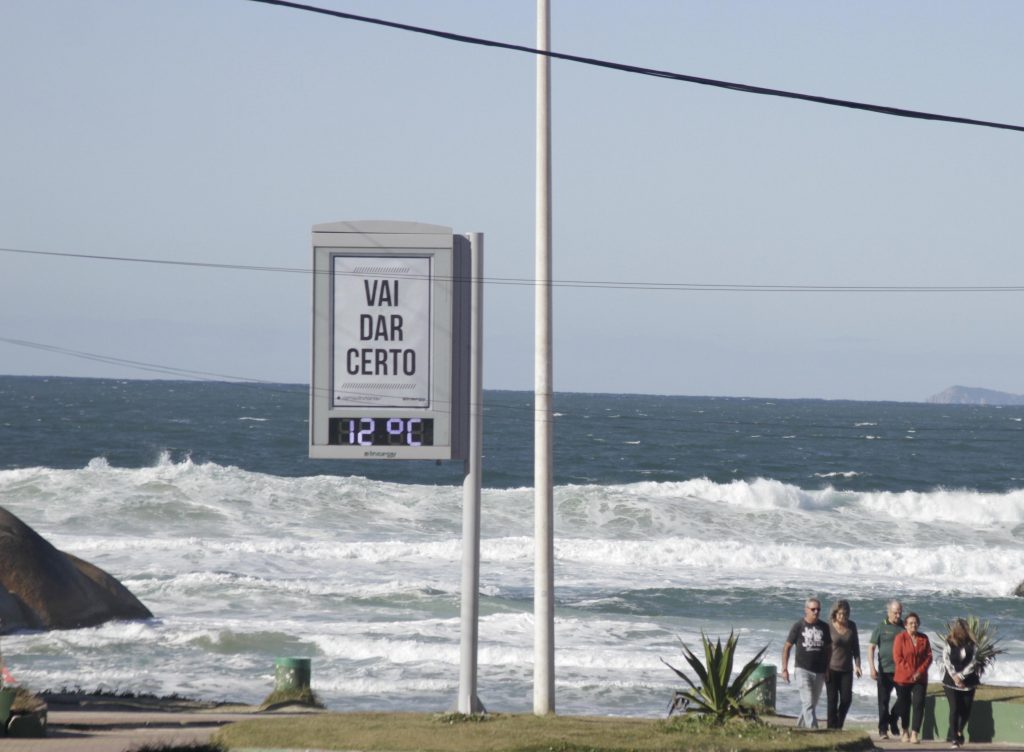 Domingo de frio, vento sul e mar grande em Florianópolis.