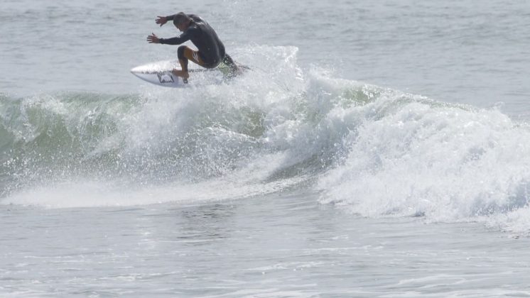 Fabio Gouveia em beach break na região de Santa Barbara, Califórnia (EUA). Foto: Scult Filmes.