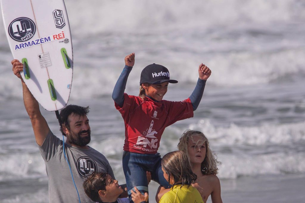 Lukas Camargo comemora o título do PNG Surf Challenge na Ilha do Mel.