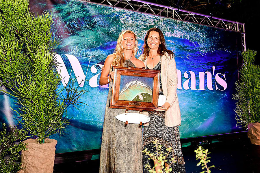 Natasha Ziff posa com Lakey Peterson depois de receber o prêmio de waterwoman do ano.