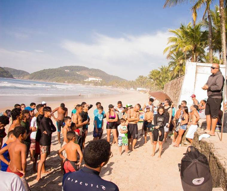 Evento faz parte do projeto social Amigos do Mar, cujo objetivo é ensinar o bodyboard a crianças e adolescentes do Guarujá.