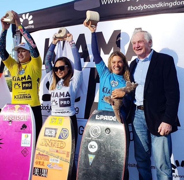 Isabela Sousa (de azul) comemora o título do Kiama Bodyboard Pro na Austrália.
