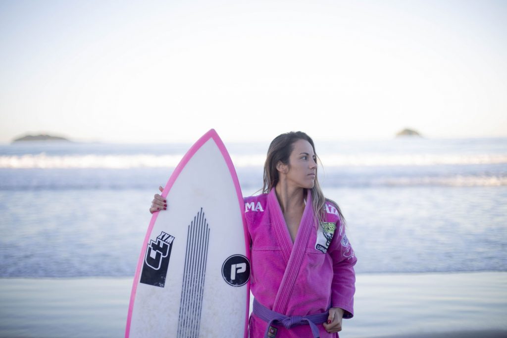 A atleta concilia o surfe com outro esporte predileto, o jiu-jitsu.