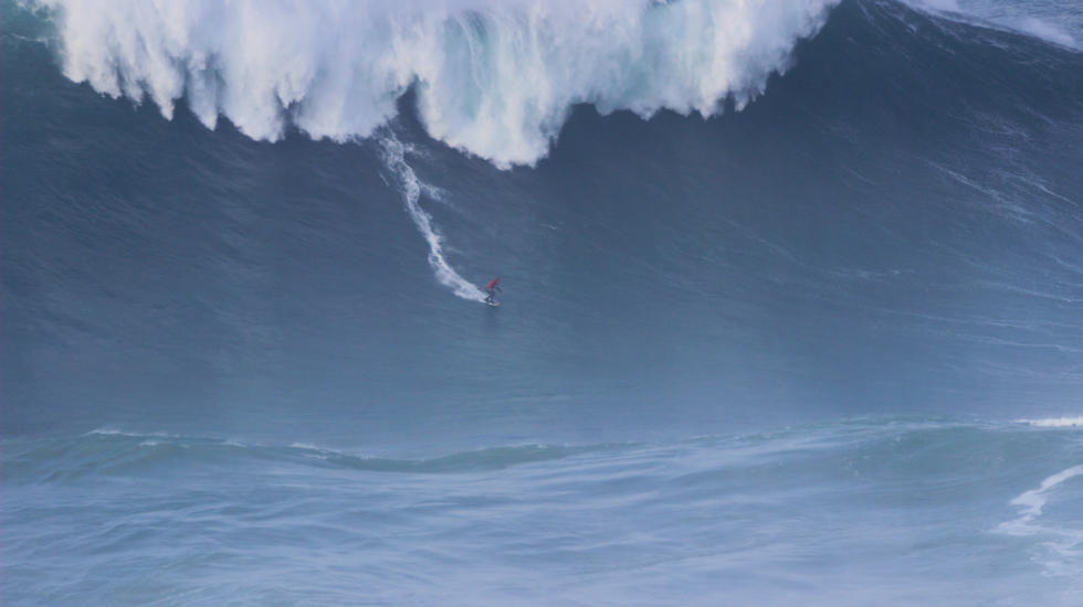 Marcelo Luna em ação na Praia do Norte, Nazaré.