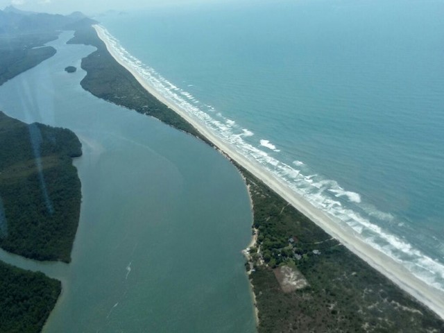 Imagem antiga mostra a faixa de areia ainda intacta na Ilha do Cardoso.