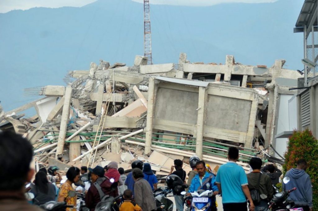 Número de mortes por terremotos e tsunami na Indonésia sobe para 832.