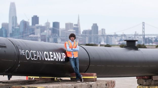 Holandês Boyan Slat, da ONG The Ocean Cleanup, cria ambicioso sistema de coleta de plástico e ganha respaldo de investidores.