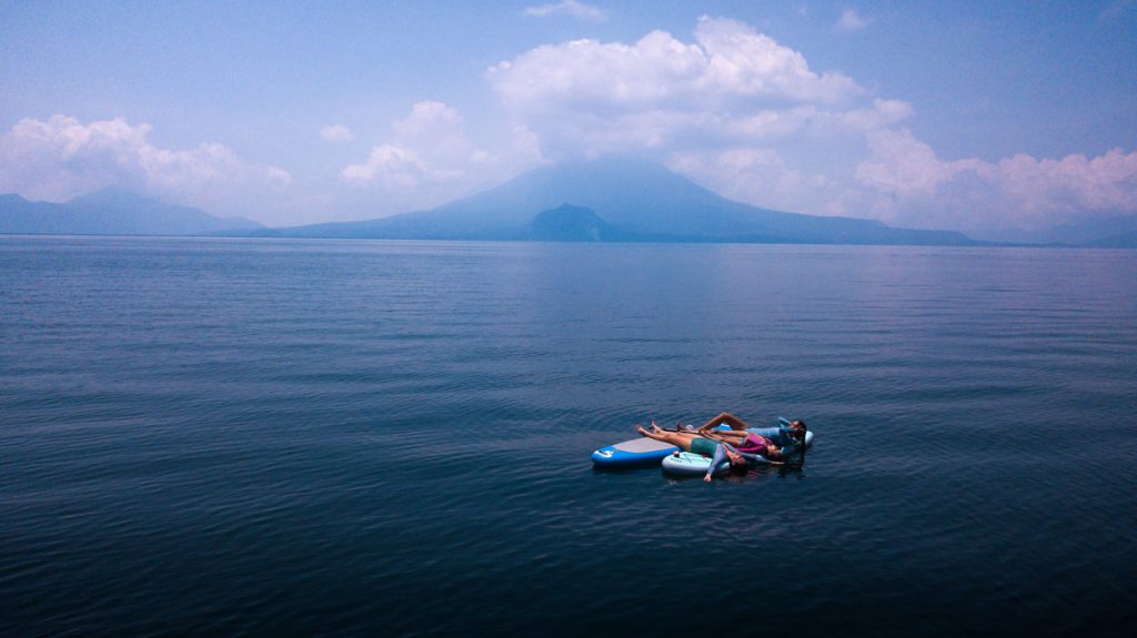 Lago Atitlán é rodeado de montanhas e três vulcões.