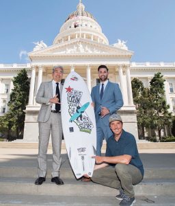 Al Muratsuchi, Ian Calderon e Michael Stweart decretam o surfe como esporte oficial do estado.