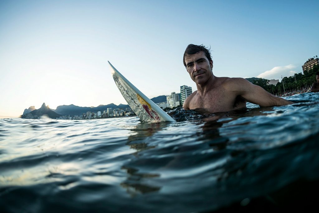 Carlos Burle é bicampeão mundial de ondas grandes.