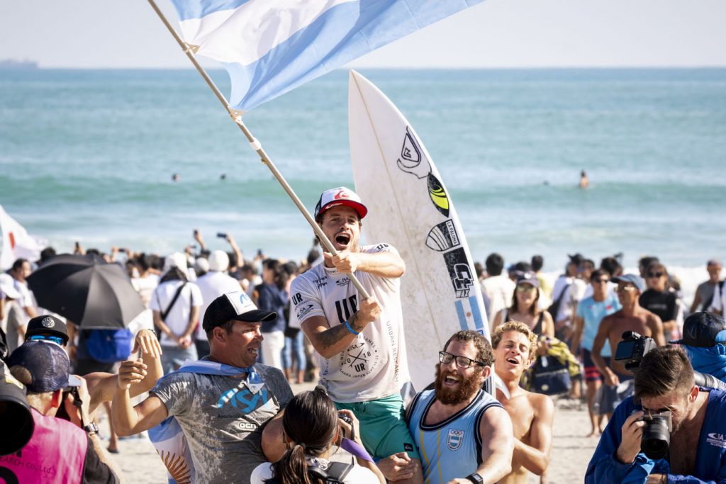 Argentino Santiago Muniz é bicampeão mundial de surfe amador pela ISA.