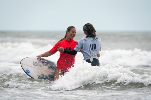 Sally Fitzgibbons e Paige_Hareb, UR ISA World Surfing Games 2018, Long Beach, Tahara, Japão. Foto: ISA / Evans.