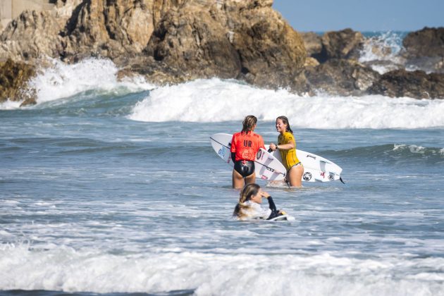 Sally Fitzgibbons e Camilla Kemp, UR ISA World Surfing Games 2018, Long Beach, Tahara, Japão. Foto: ISA / Ben Reed.