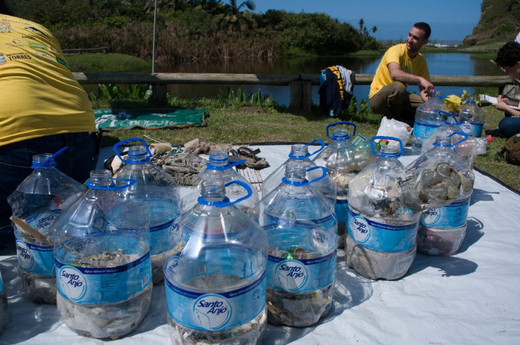 Com proposta de impacto zero na geração de resíduo, mutirão utiliza garrafas plásticas de 10 litros no lugar de sacos de lixo.