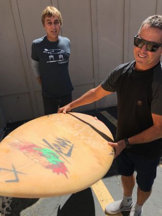 Gouveia admirando relíquia da Xanadu Surboards, Califórnia (EUA). Foto: Arquivo pessoal Fabio Gouveia.