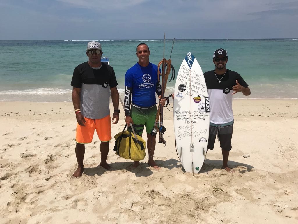 Caia Souza, Paulo Zulu e Nego Noronha visitam as ondas indonésias.