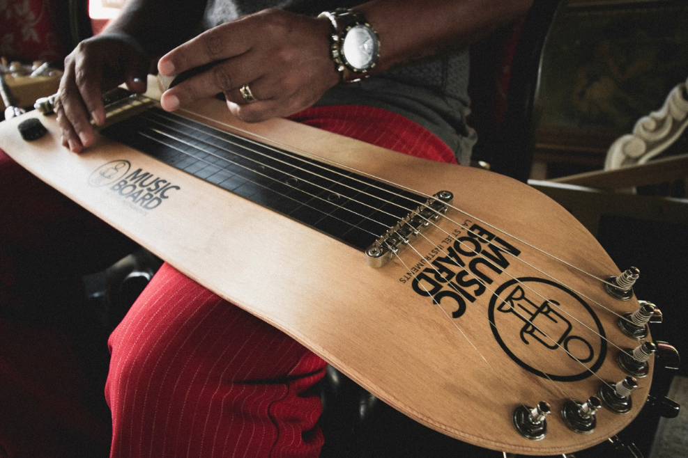 Um clássico da música havaiana e blues com pegada do skate no visual.