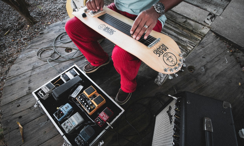 Transformar shape de skate em Lap Steel baixou o custo sem perder a funcionalidade do instrumento.