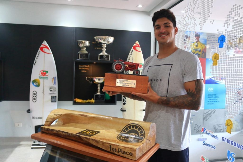 Gabriel Medina com os troféus das etapas do Surf Ranch Pro e Tahiti Pro.