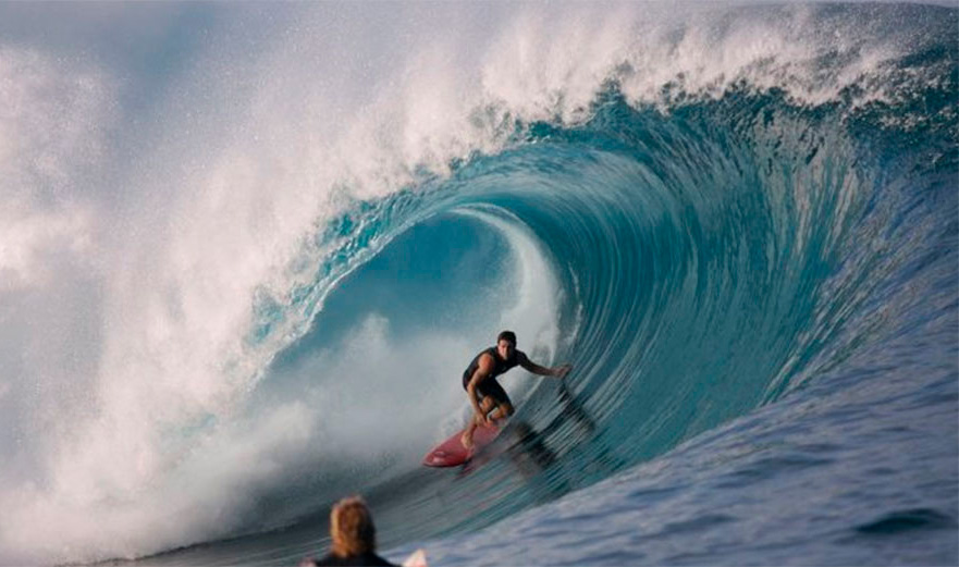 Adam D’Esposito foi destaque em sessões em Teahupoo.