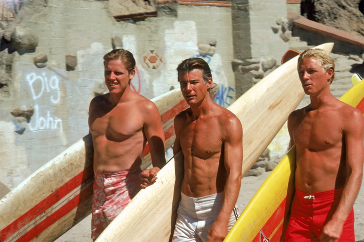 Big Wednesday segue três jovens surfistas de 1962 a 1974, enquanto pegam ondas, brigam, fazem sexo e tentam – com sucesso – evitar o crescimento.