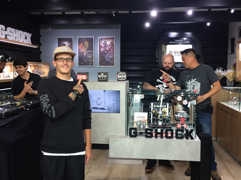 Skatista Rony Gomes prestigia o lançamento da G-Shock Store em São Paulo.