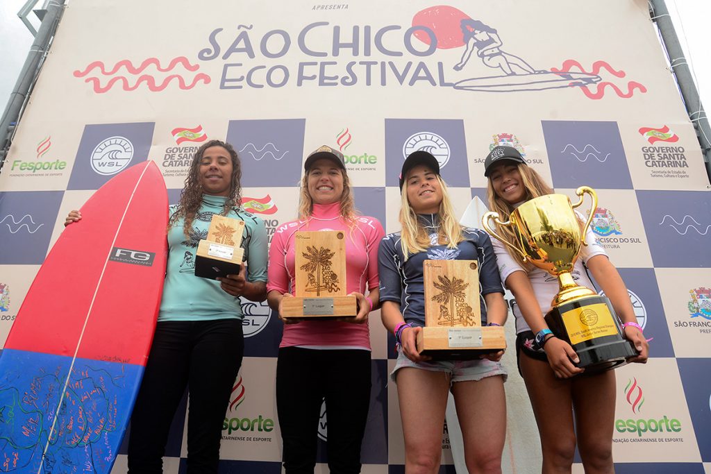 Monik Santos, Melanie Giunta, Catalina Mercere e Sol Aguirre com os troféus do São Chico Eco Festival.