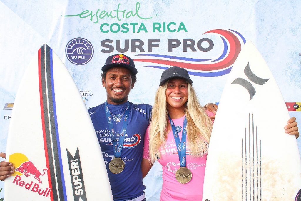 Carlos Munoz e Rachel Presti comemoram o título do Essential Surf Pro.