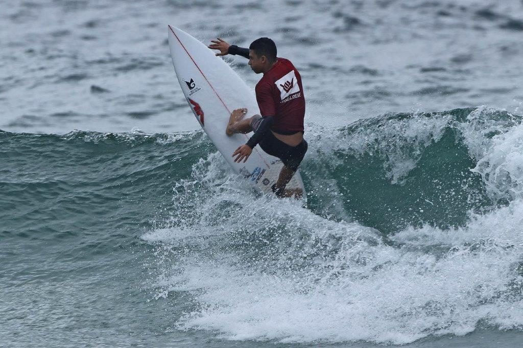 Caio Costa avança e segue em busca do título no Hang Loose Surf Attack.
