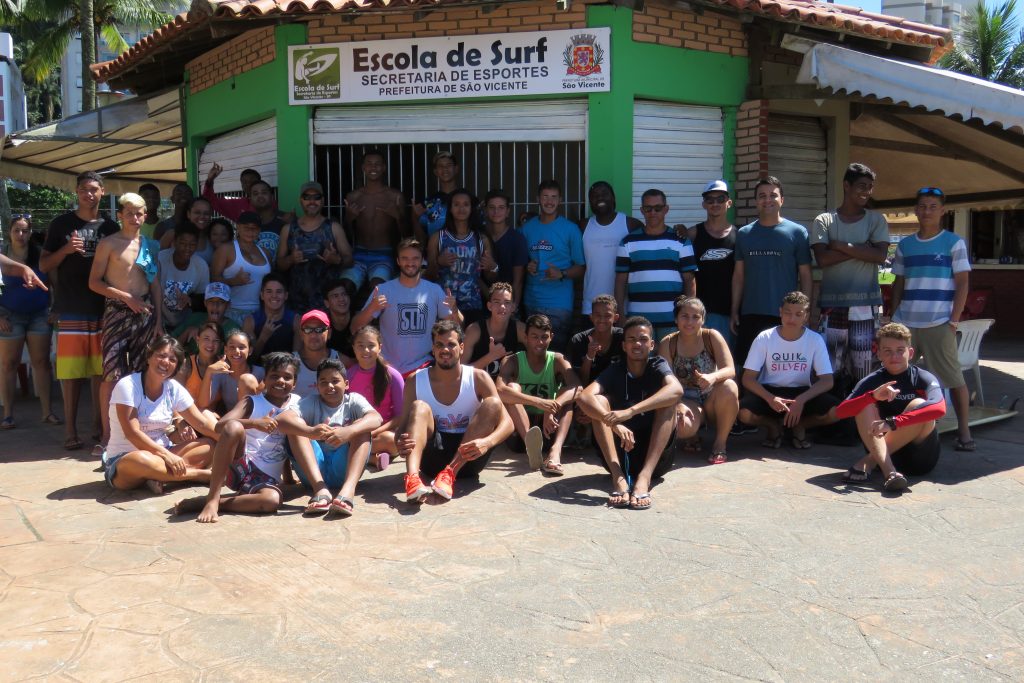 Ao lado dos alunos da escola de surfe da Prefeitura de São Vicente.