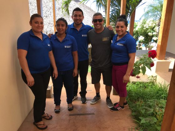 Gouveia e os atenciosos funcionários do Los Mangos Hotel, El Salvador. Foto: Arquivo pessoal Fabio Gouveia.