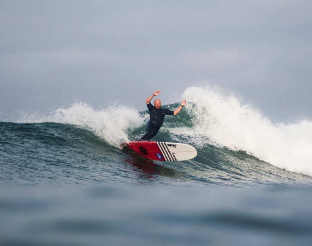 Phil Rajzman se prepara para tentar o terceiro título mundial de longboard.