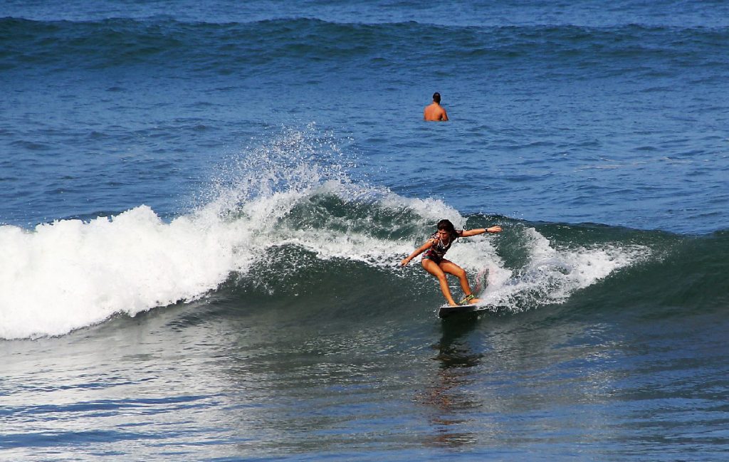 Há cerca de três anos, jovem dedica-se exclusivamente ao surfe.