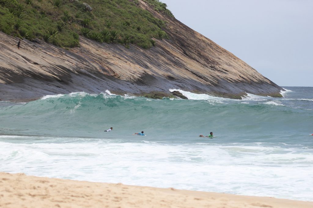 Costão de Itacoatiara oferece boas ondas para o domingo decisivo.