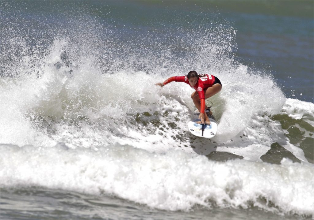 Laura Raupp também é uma das promessas do surfe catarinense.