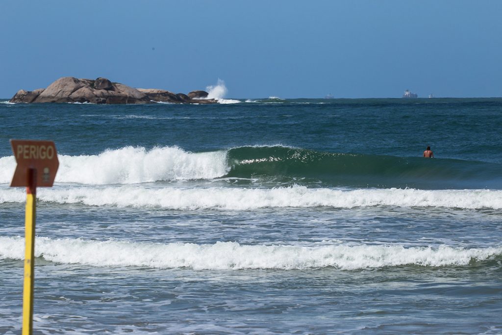 Prancha foi localizada algumas horas depois por um banhista na Praia do Guaiuba. Foto arquivo: