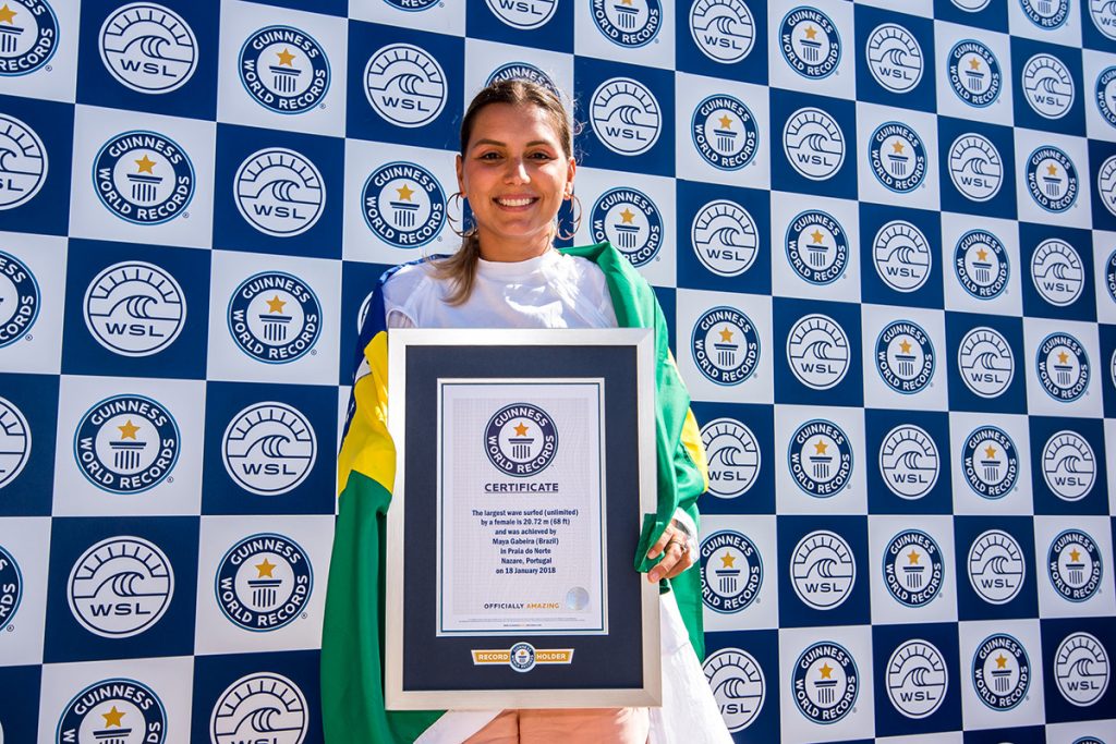 Maya Gabeira recebe o certificado.