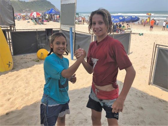 Murillo Coura e Ryan Kainalo, Hang Loose Surf Attack 2018, praia do Tombo, Guarujá (SP). Foto: Fabio Maradei.