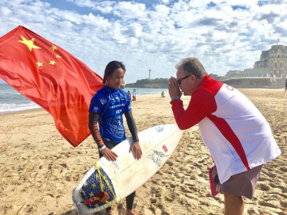 No comando da seleção chinesa de surfe. Foto: Arquivo pessoal.