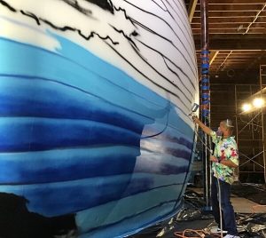 Artista foi convocado para criar dois murais de baleias no local.