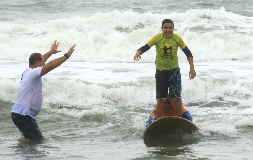 Iniciativa do projeto Onda Azul valoriza crianças com autismo no litoral norte paulista.