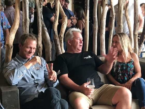 Shane Beschen, Gary Elkerton e Rochelle Ballard, Mundial Master 2018, Açores, Portugal. Foto: Arquivo pessoal Fabio Gouveia.