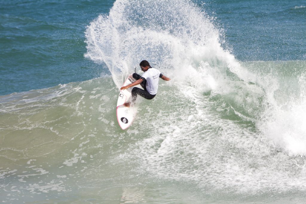 Cauã Costa lidera categoria Mirim no circuito organizado pela Associação de Surfistas e Amigos do Grumari.