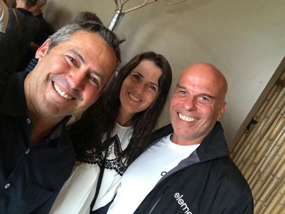 Fabio e Elka Gouveia com João Valente, Mundial Master 2018, Açores, Portugal. Foto: Arquivo pessoal Fabio Gouveia.