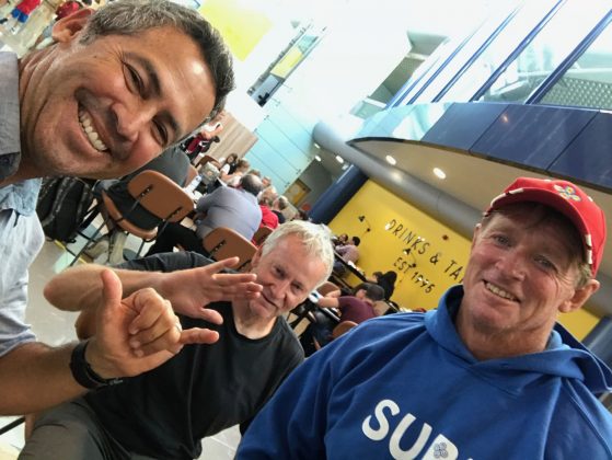 Fabio Gouveia com Simon Anderson e Cheyne Horan, Mundial Master 2018, Açores, Portugal. Foto: Arquivo pessoal Fabio Gouveia.