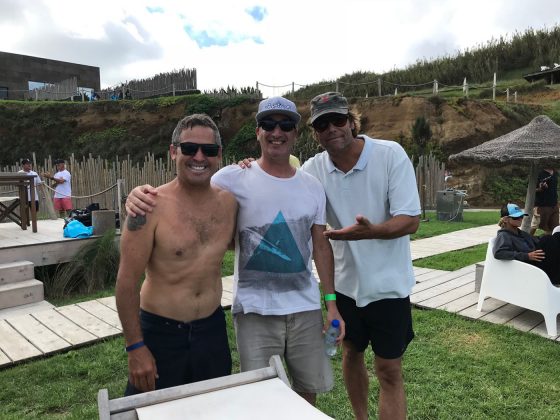 Fabio Gouveia com os repórters e ex-competidores profissionais,Julio Adler e Julio Adler e Jamie Brisick, Mundial Master 2018, Açores, Portugal. Foto: Arquivo pessoal Fabio Gouveia.
